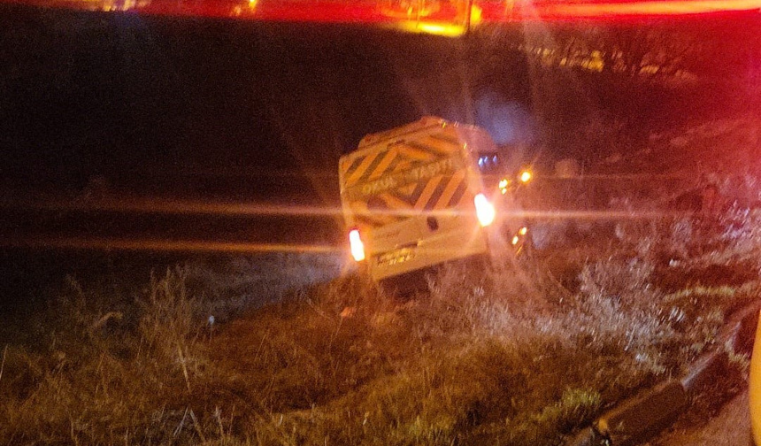 Kontrolden çıkan okul servisi tarlaya uçtu