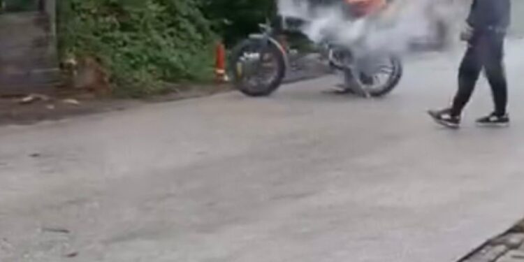 Pazar Yerinde Alev Alan Elektrikli Bisiklet Paniğe Sebep Oldu