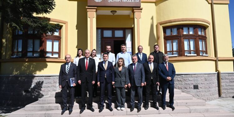 Vali Aygöl Bozüyük Şehir Müzesi’ni Gezdi